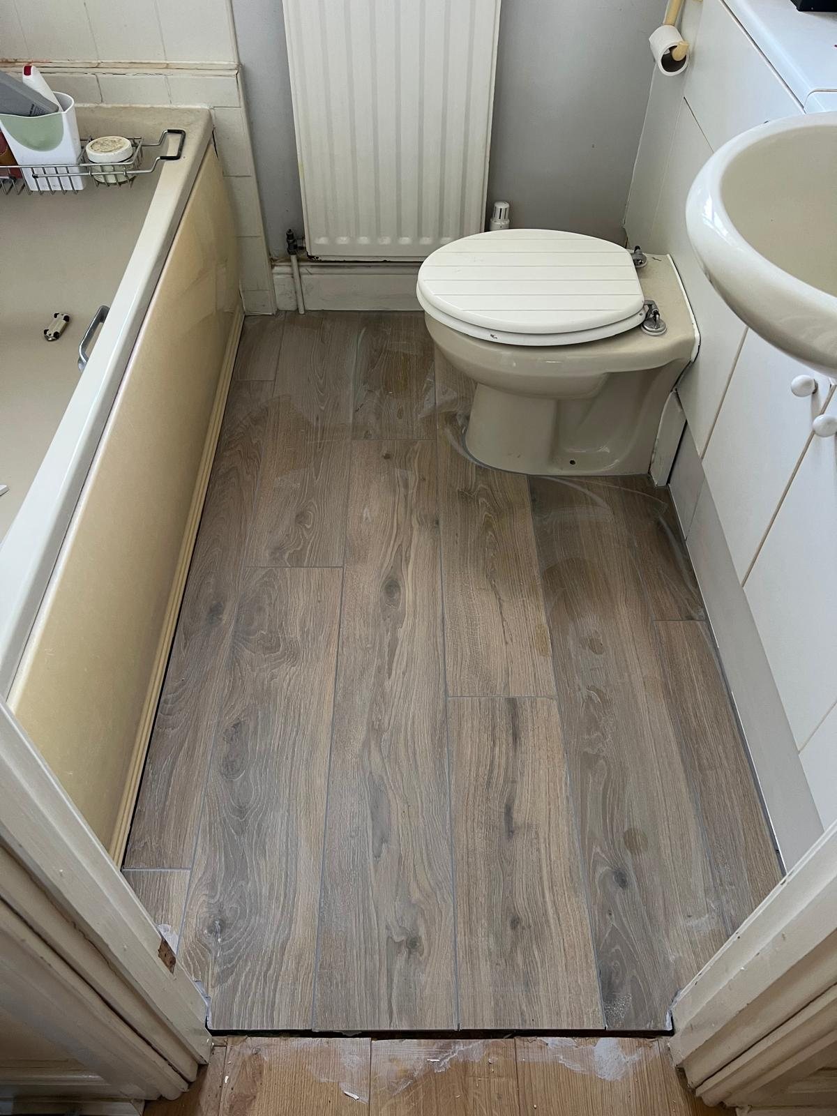 Wood-effect tiled bathroom floor